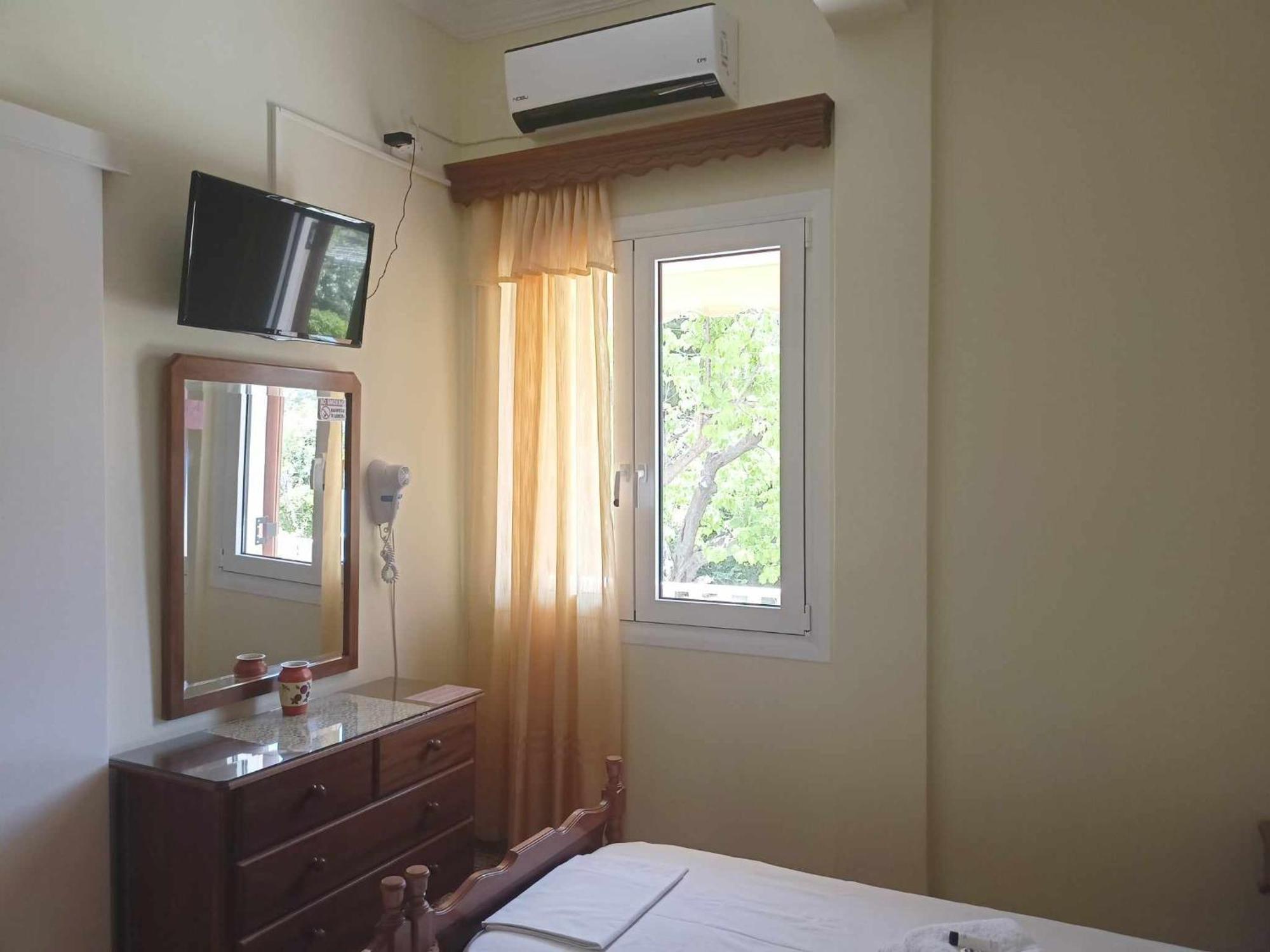 Finikas Rooms Agia Marina  エクステリア 写真