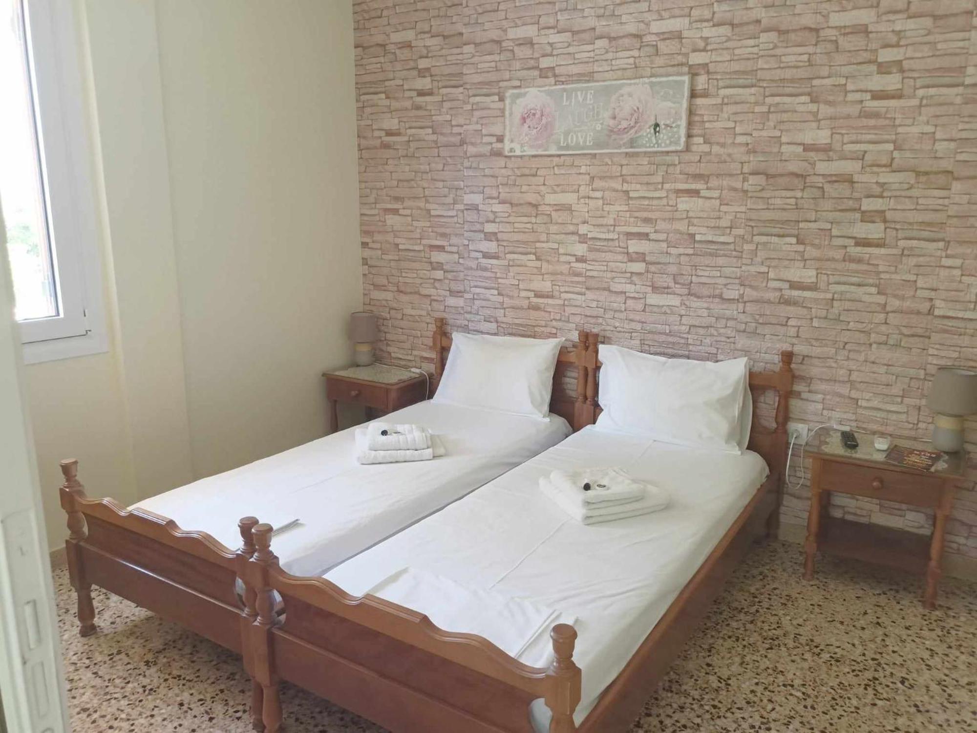 Finikas Rooms Agia Marina  エクステリア 写真