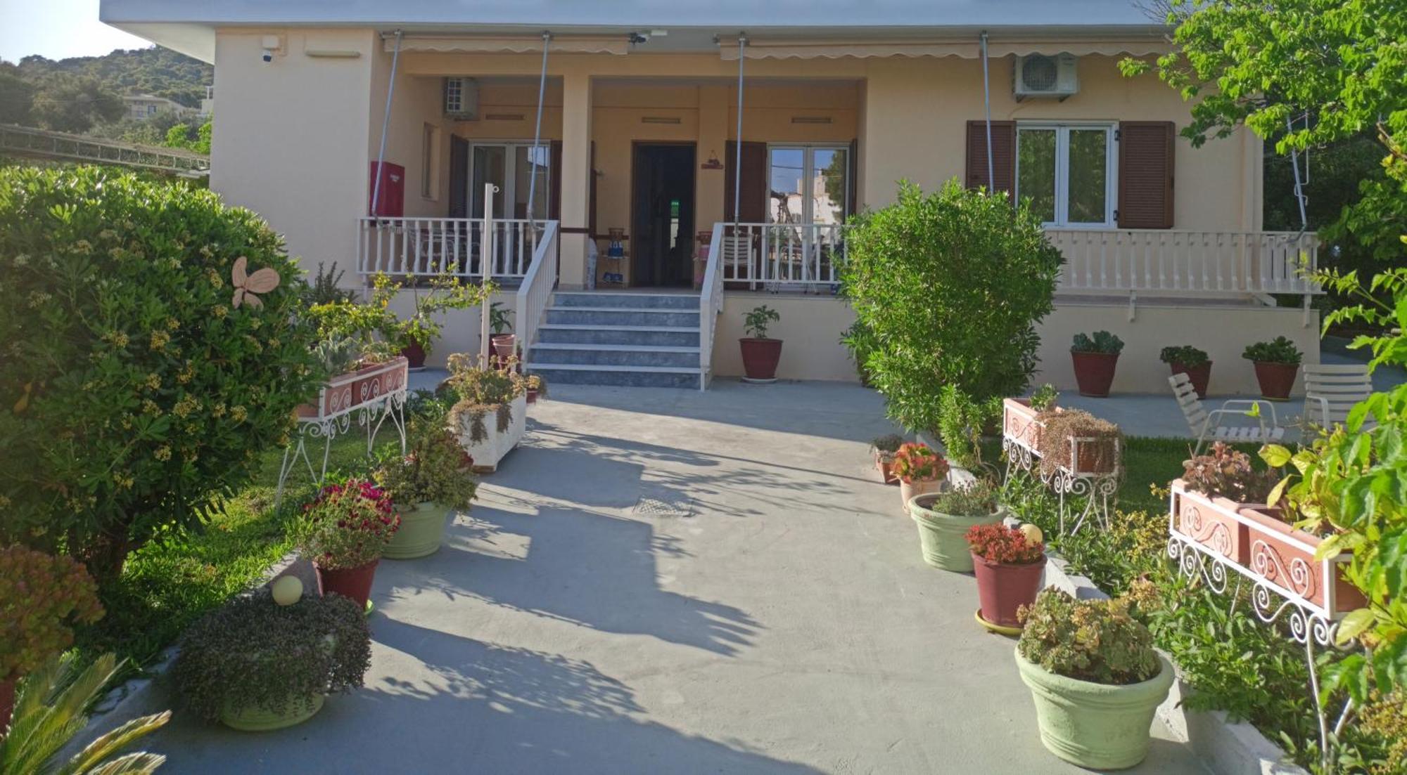 Finikas Rooms Agia Marina  エクステリア 写真