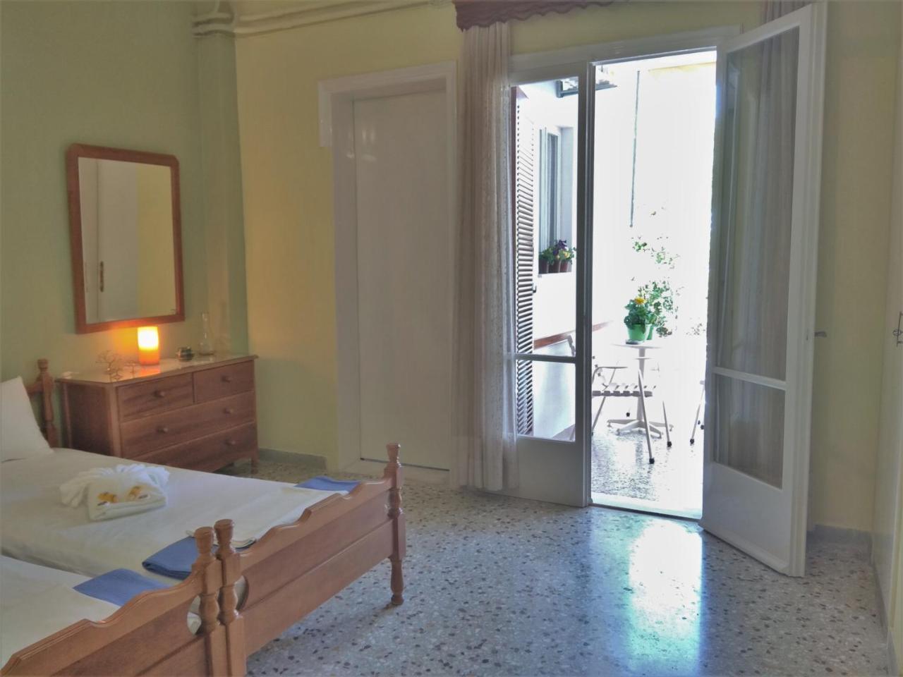 Finikas Rooms Agia Marina  エクステリア 写真