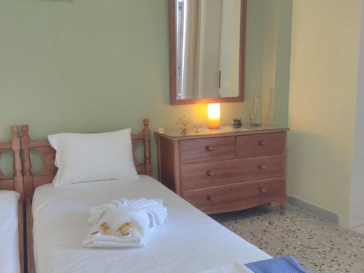 Finikas Rooms Agia Marina  エクステリア 写真