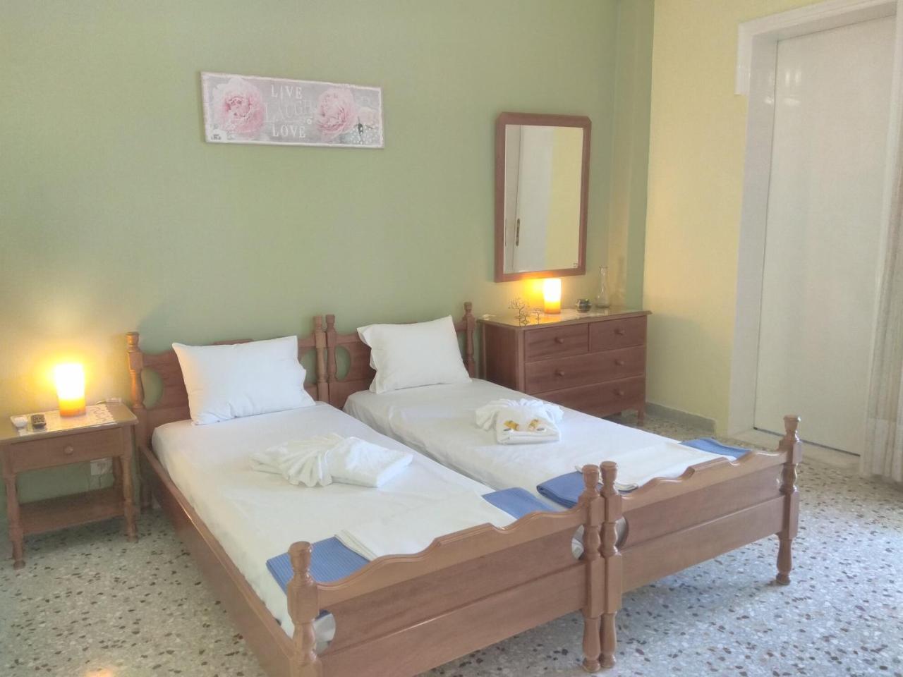 Finikas Rooms Agia Marina  エクステリア 写真