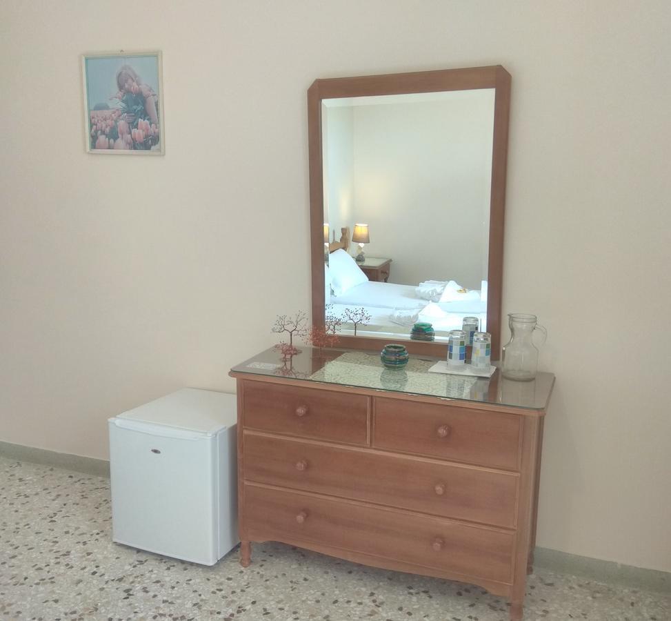 Finikas Rooms Agia Marina  エクステリア 写真