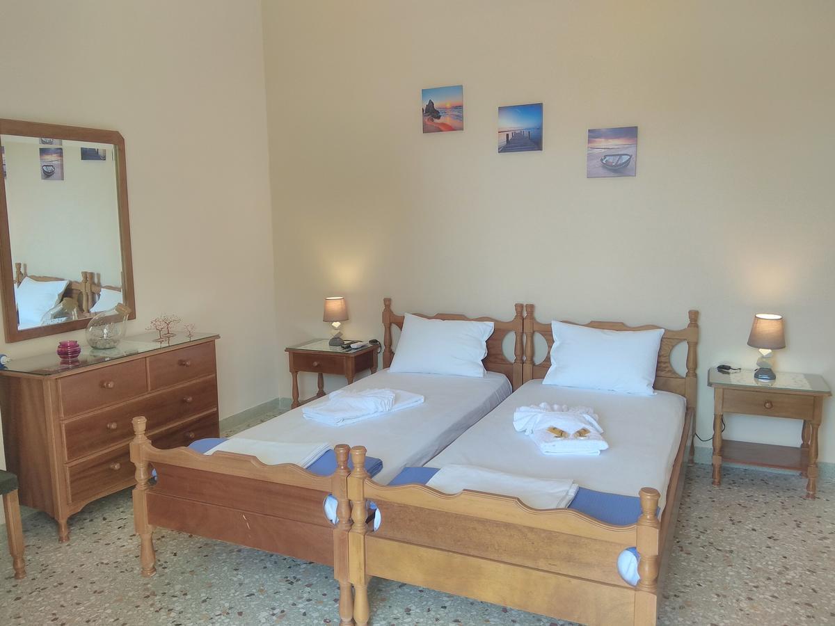 Finikas Rooms Agia Marina  エクステリア 写真
